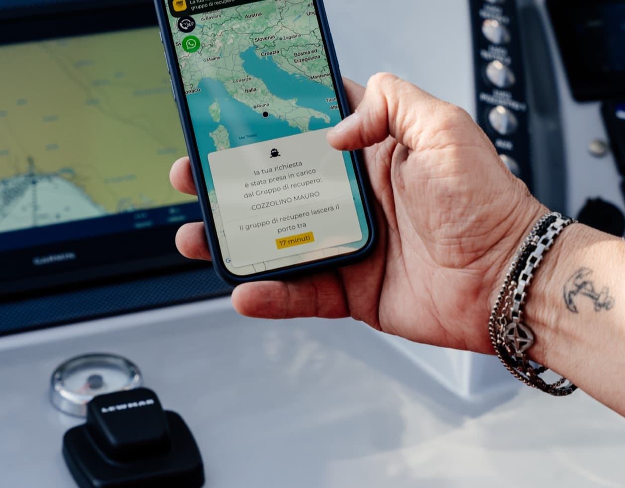Diportista a bordo che consulta la mappa nautica sull’App Sailornet