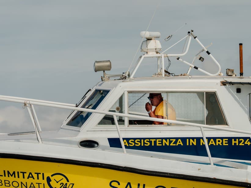 Motovedetta Sailornet ormeggiata in porto con la scritta «Assistenza in mare H24» sulla fiancata