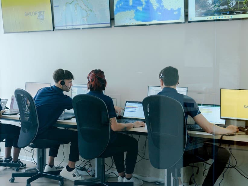 Operatori della Centrale Operativa Sailornet alle postazioni di lavoro davanti ai monitor