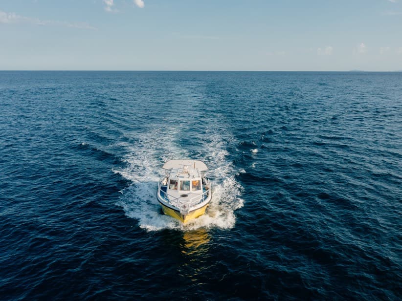 Motovedetta Sailornet vista dall’alto mentre naviga in mare aperto