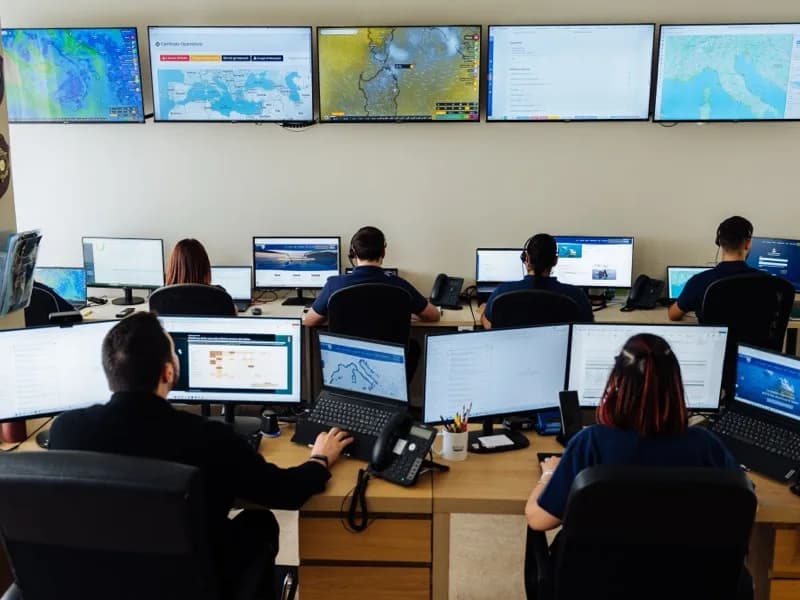 Operatori della Centrale Operativa Sailornet davanti ai monitor di controllo