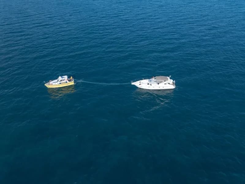 Veduta dall’alto di un mezzo Sailornet che rimorchia un’imbarcazione al largo