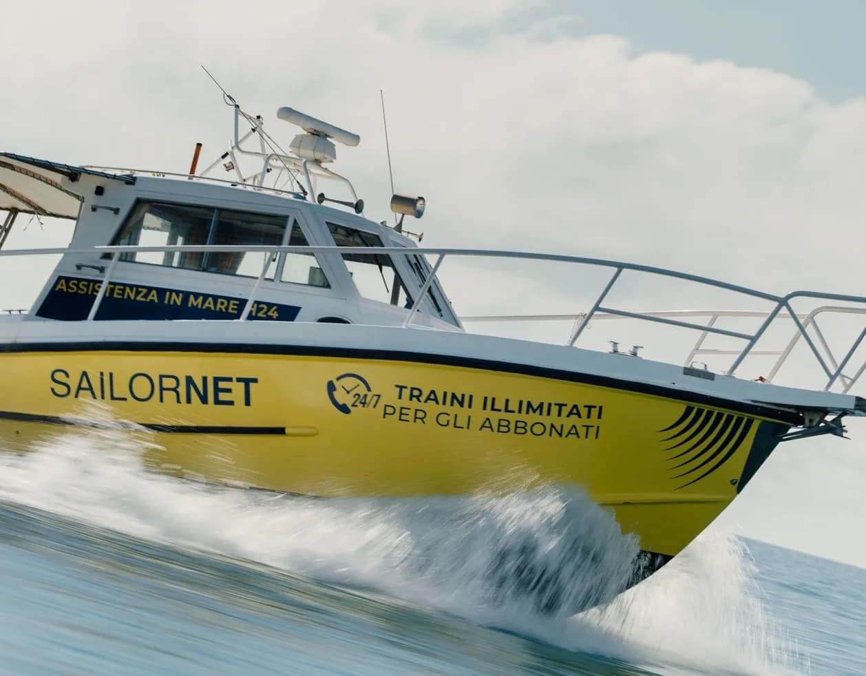 Motovedetta Sailornet in navigazione con la scritta «Traini illimitati per gli abbonati» sulla fiancata