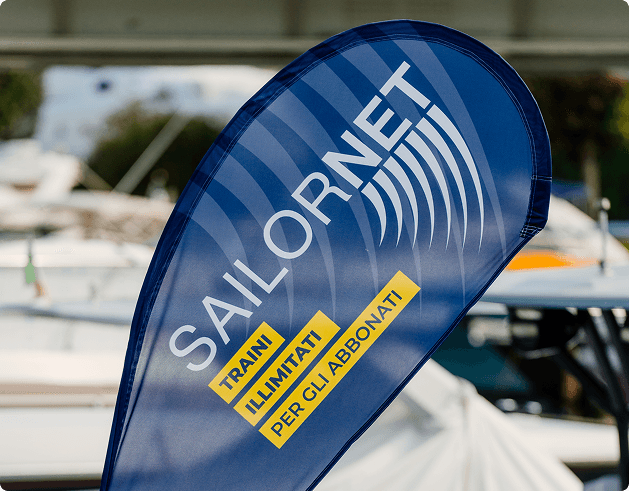 Bandiera Sailornet Point esposta su un'imbarcazione in un porto turistico