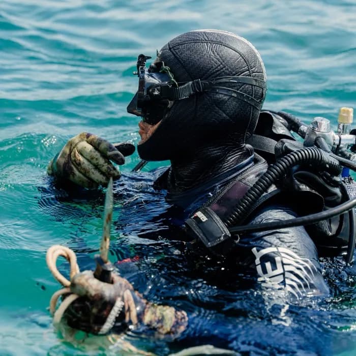 Sommozzatore Sailornet in acqua che recupera un’ancora incagliata