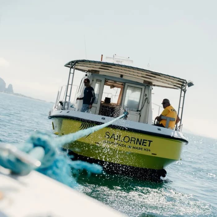 Motovedetta Sailornet che traina un’imbarcazione con una cima di rimorchio