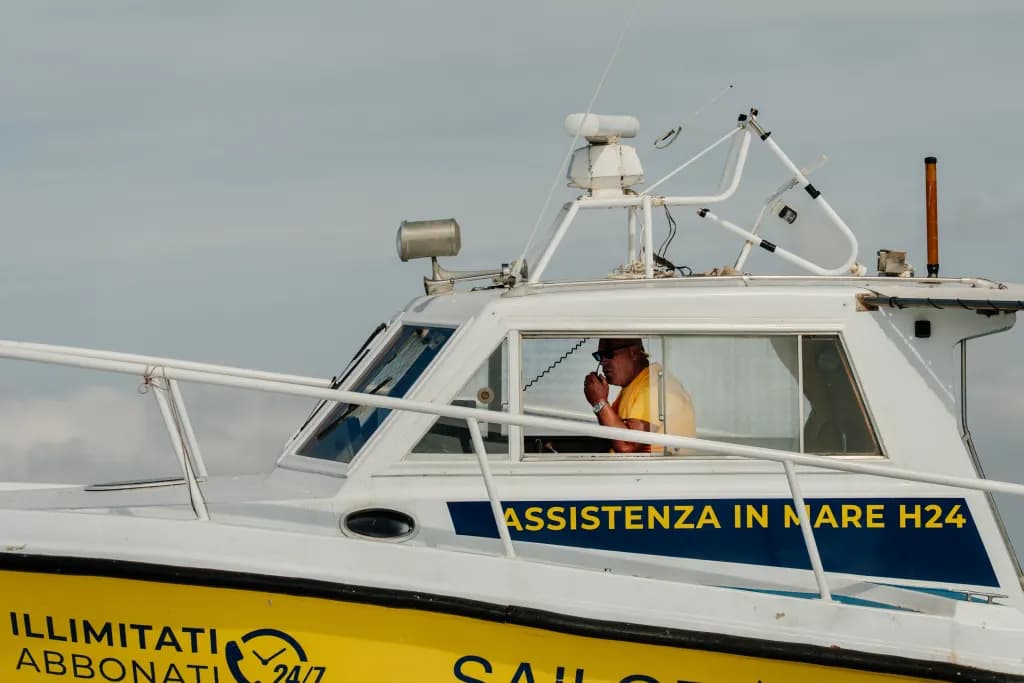 Un operatore alla radio nella timoniera di una motovedetta Sailornet «assistenza in mare h24»