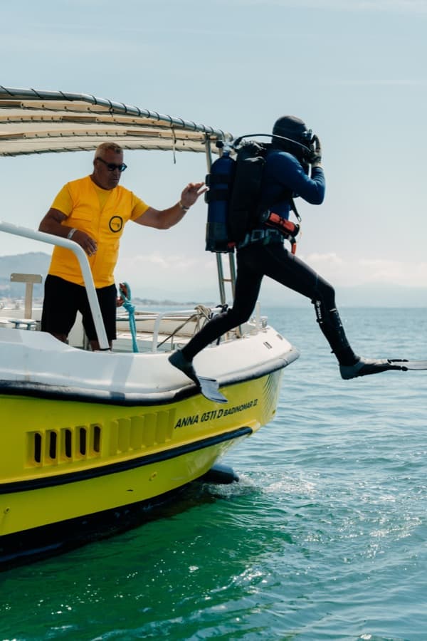 Sommozzatore Sailornet che si tuffa da un’imbarcazione per un intervento