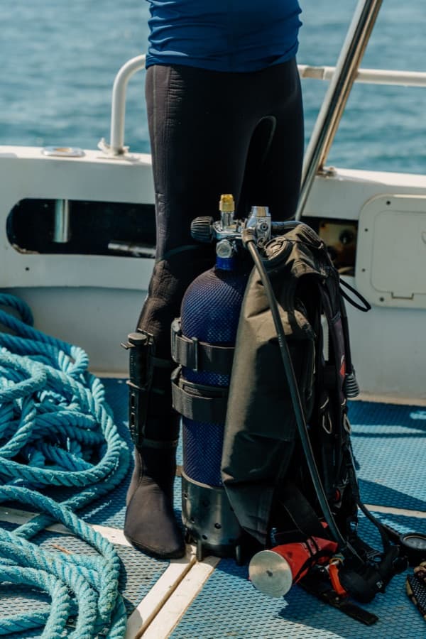 Attrezzatura da sommozzatore Sailornet pronta sul ponte di un’imbarcazione