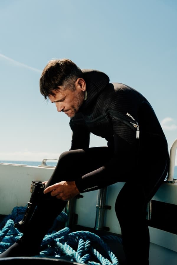 Sommozzatore Sailornet che prepara l’attrezzatura prima dell’immersione