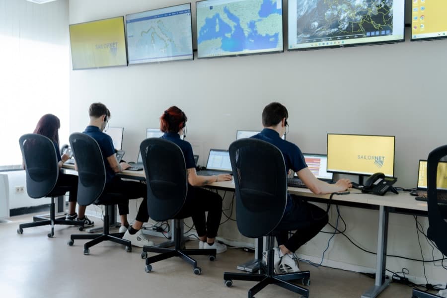 Operatori della Centrale Operativa Sailornet al lavoro davanti ai monitor di monitoraggio