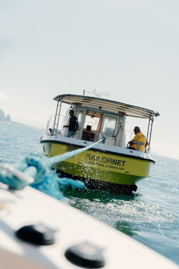 Operatore Sailornet a bordo durante le operazioni di traino