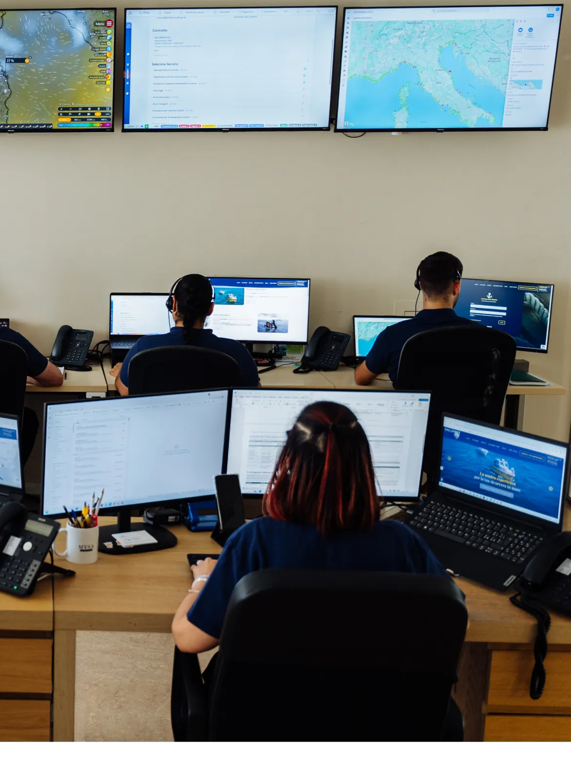 Operatori della Centrale Operativa Sailornet alle postazioni, davanti ai monitor con mappe e interventi in corso