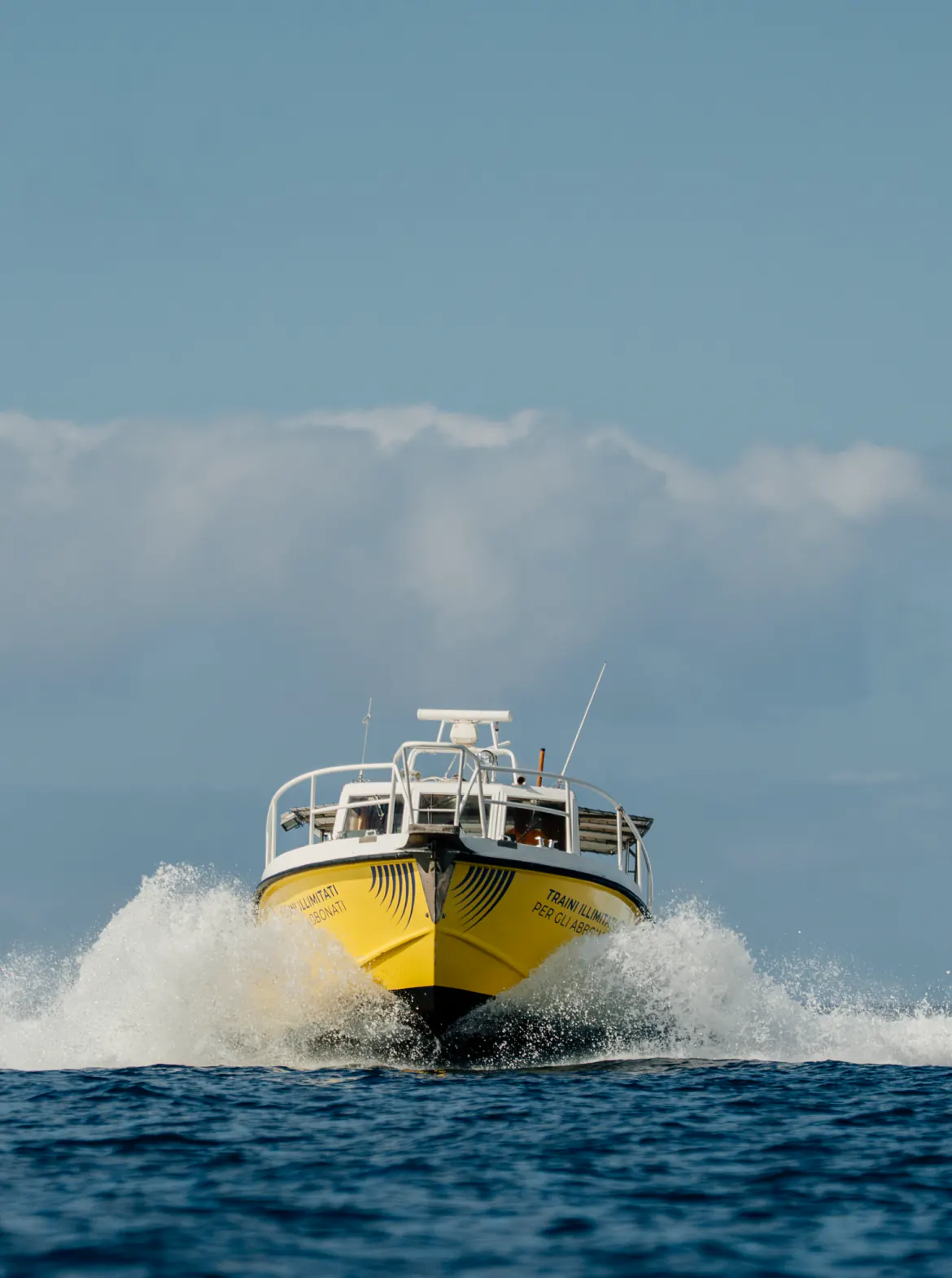 Motovedetta Sailornet in navigazione veloce in mare aperto