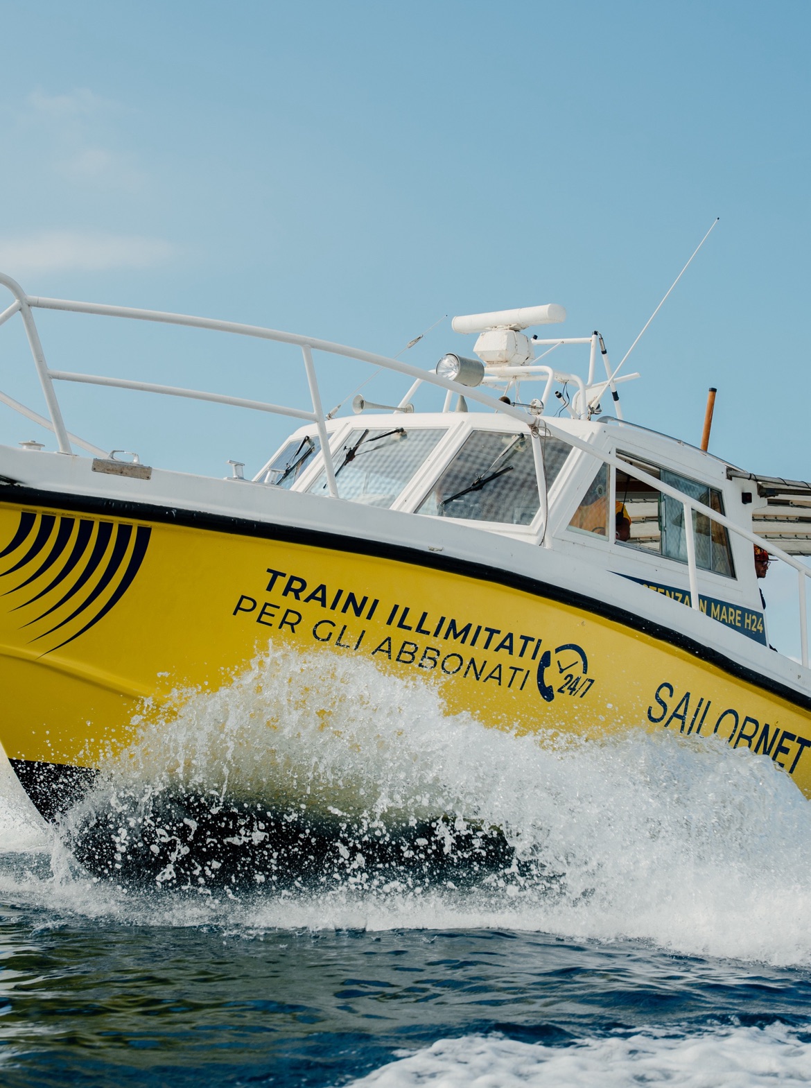 Motovedetta Sailornet «Traini illimitati per gli abbonati» in navigazione veloce, vista di prua